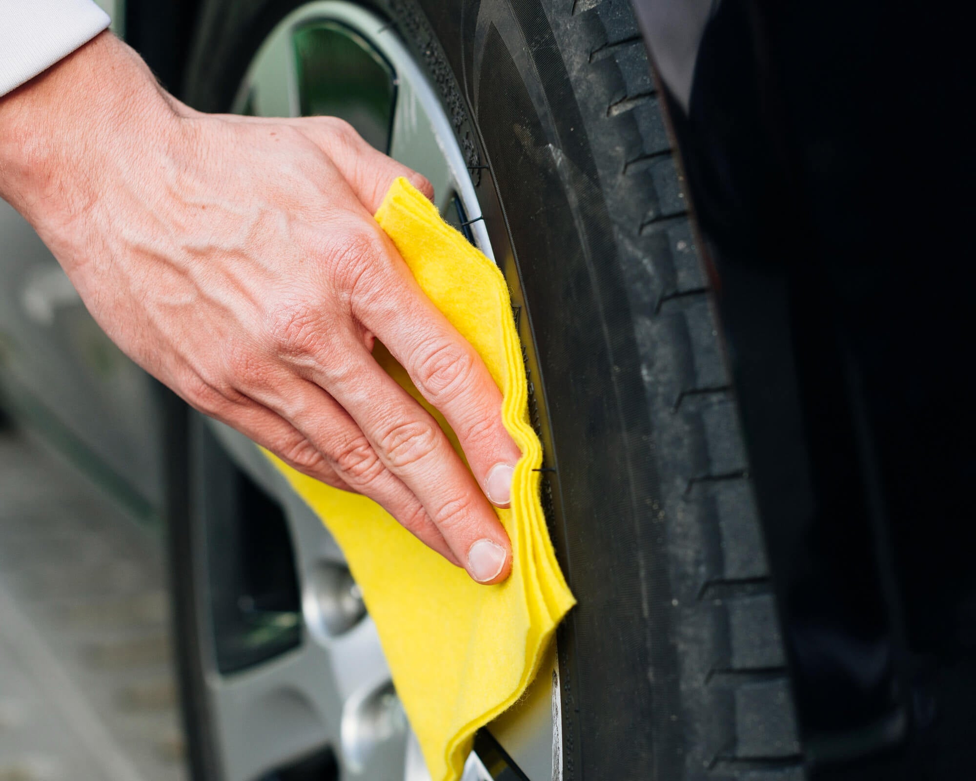 Come Pulire e Lucidare le Gomme dell'auto?