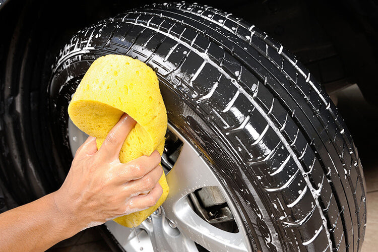 Come lavare e pulire le gomme di un'auto?